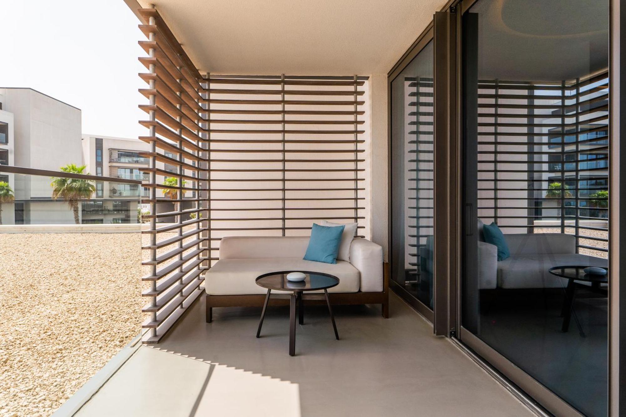 Nikki Beach Resort&Spa Dubai Ruang foto A balcony at the hotel