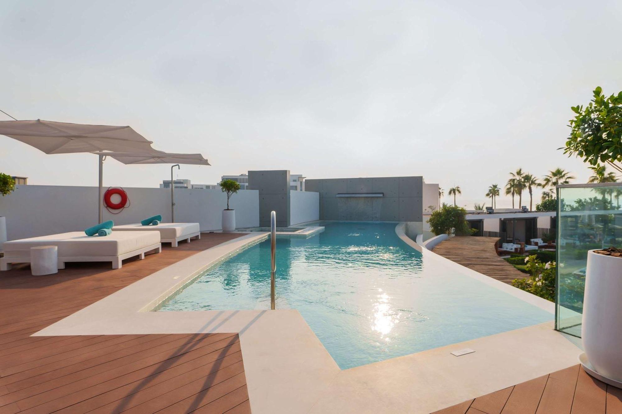 Nikki Beach Resort&Spa Dubai Bagian luar foto Rooftop pool at the hotel