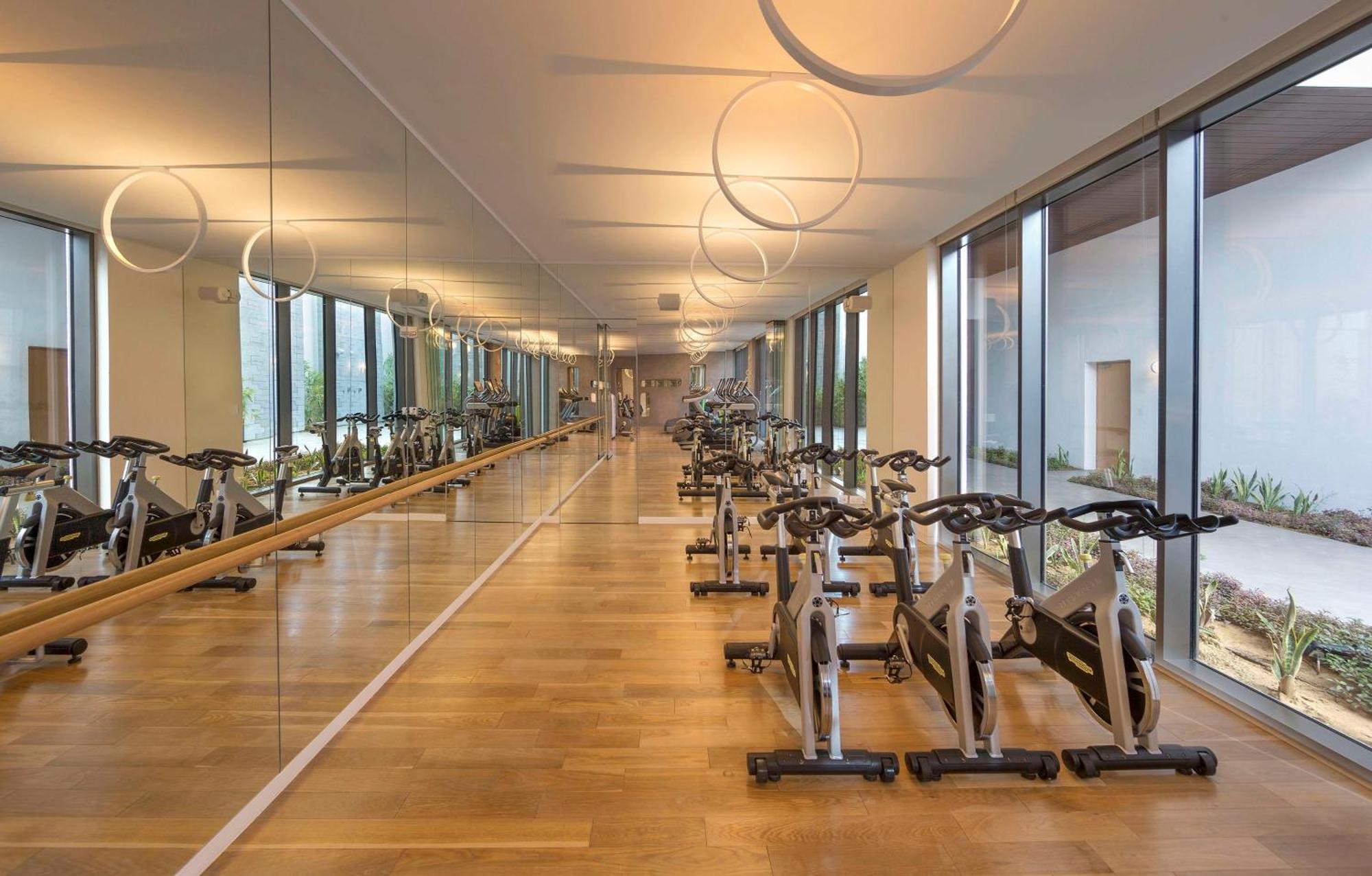 Nikki Beach Resort&Spa Dubai Bagian luar foto The gym at The Standard East Village